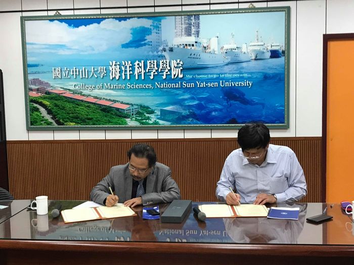 大連理工大學海洋科學與技術學院 岳前進院長及中山大學海科院 李賢華院長 共同簽署MOU