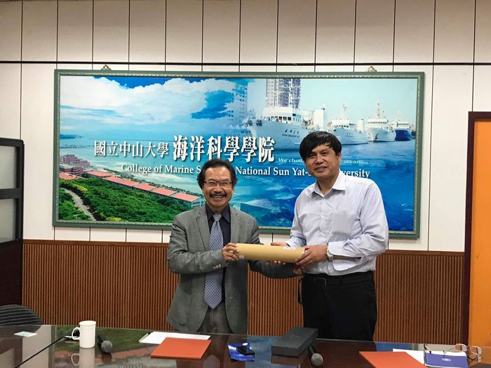 大連理工大學海洋科學與技術學院 岳前進院長及中山大學海科院 李賢華院長 交換禮物