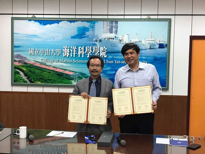 大連理工大學海洋科學與技術學院 岳前進院長及中山大學海科院 李賢華院長 共同簽署MOU