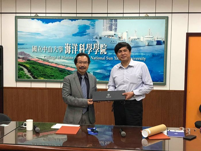 大連理工大學海洋科學與技術學院 岳前進院長及中山大學海科院 李賢華院長 交換禮物