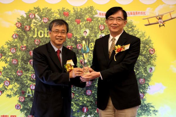 賀！海工系吳宏謀政委榮獲本校105學年度傑出校友圖片