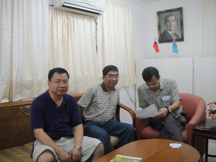 華民國駐吐瓦魯大使館參事李晉榮先生合影圖片