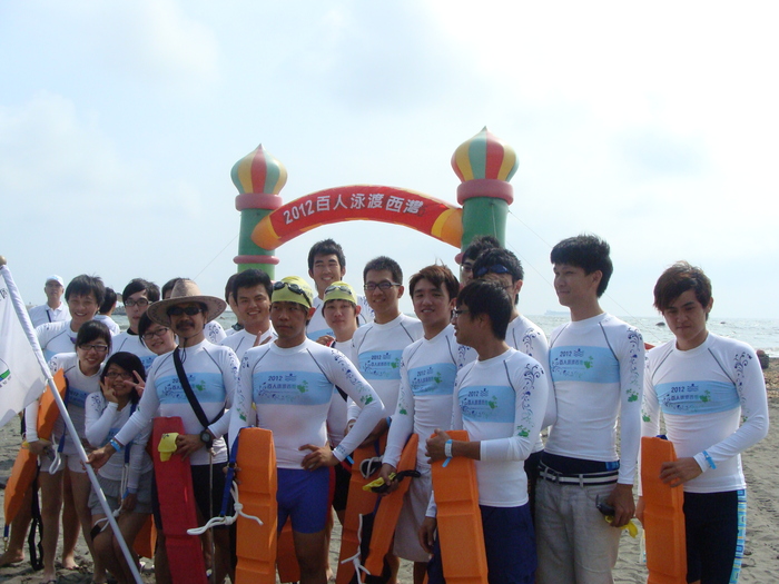 海科院2012百人泳渡西灣圖片