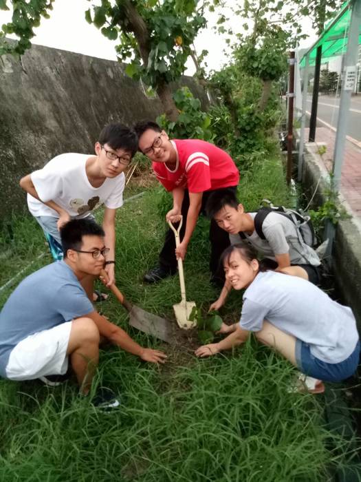 大一導生快樂種樹！圖片